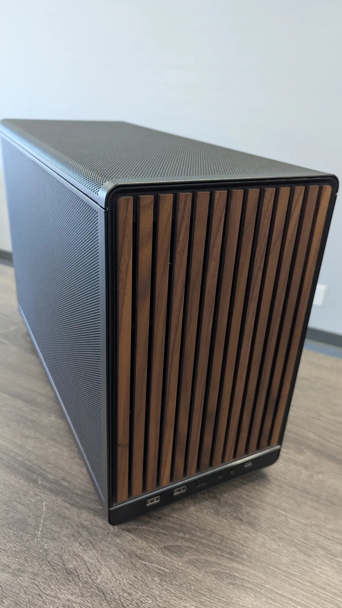 Custom gaming PC build with wood panel case by Zidra